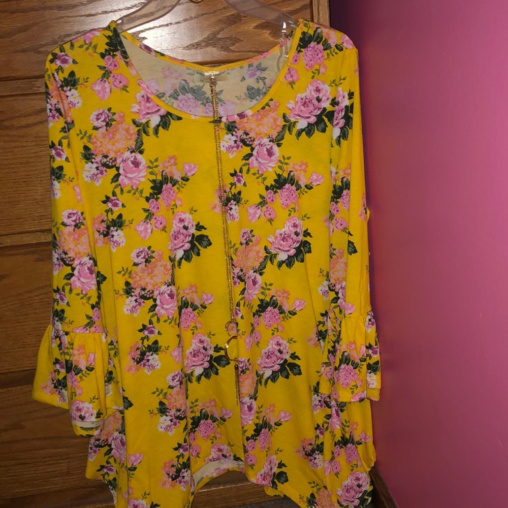 ✨5 for $25✨ NWT Yellow Floral Shirt with Necklace